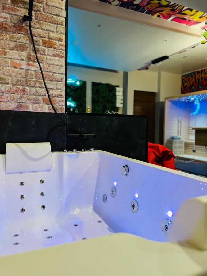 Capsule Street Art - Sauna- Jacuzzi - Playstation 5 - Billard - Netflix - Cinema - Terrasse Apartment Douai