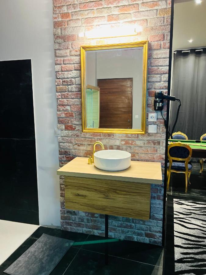 Capsule Street Art - Sauna- Jacuzzi - Playstation 5 - Billard - Netflix - Cinema - Terrasse * Douai