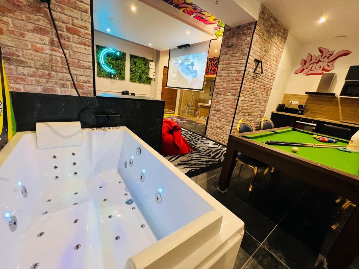 Capsule Street Art - Sauna- Jacuzzi - Playstation 5 - Billard - Netflix - Cinema - Terrasse Apartment