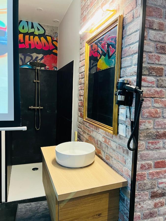 Capsule Street Art - Sauna- Jacuzzi - Playstation 5 - Billard - Netflix - Cinema - Terrasse * Douai