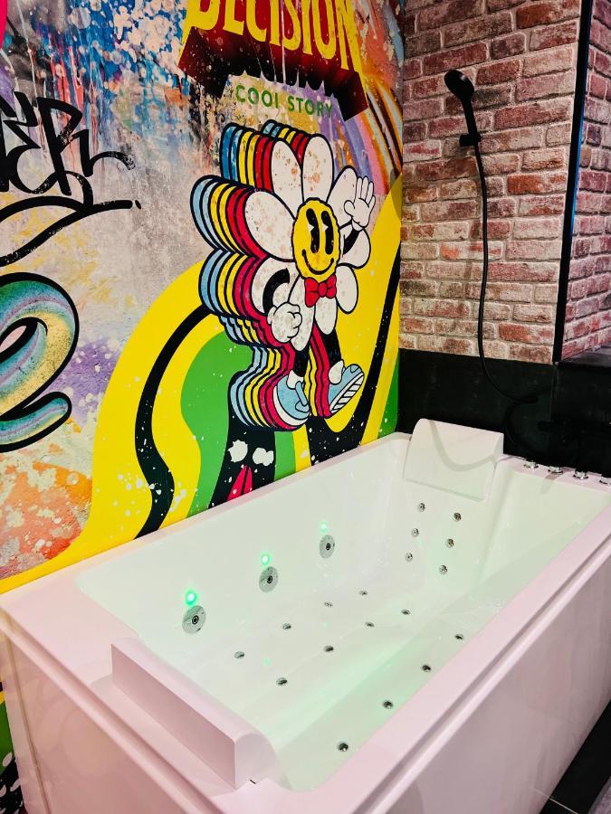 Capsule Street Art - Sauna- Jacuzzi - Playstation 5 - Billard - Netflix - Cinema - Terrasse